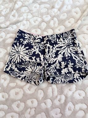 Lilly Pulitzer Navy and White Floral 100% Cotton Shorts Sz 00 D11